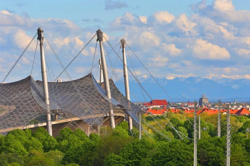 Nr. 2900s Olympiastadion und Alpen 3 Foto Tommy Lösch.jpg